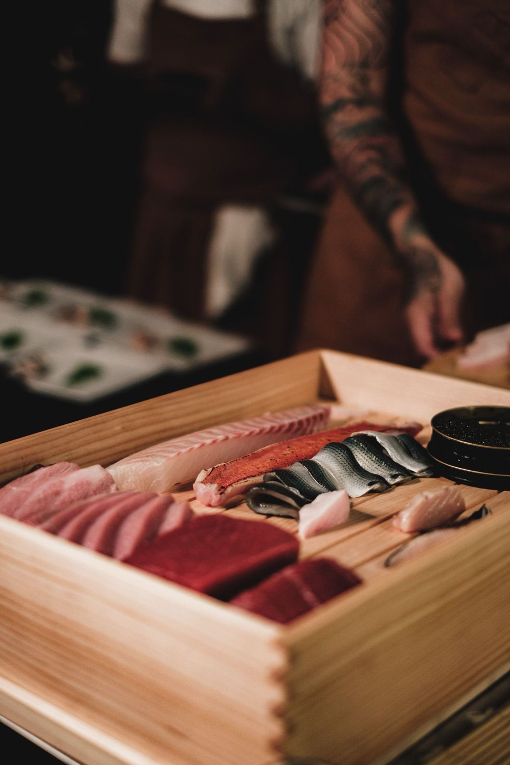 Houten box met sashimi in een restaurant
