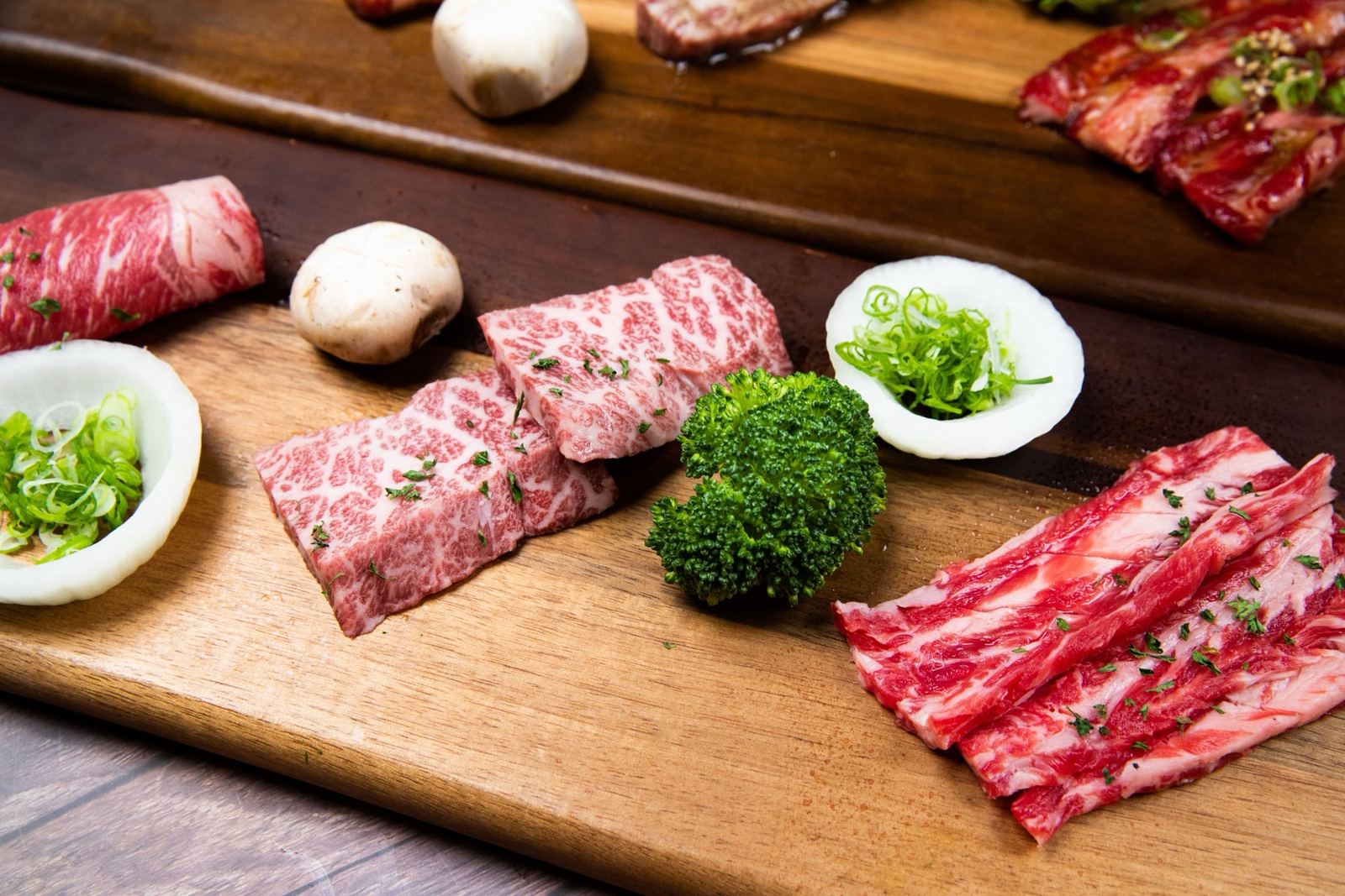 Gemarmerd rundvlees met champignons en broccoli op een houten plank