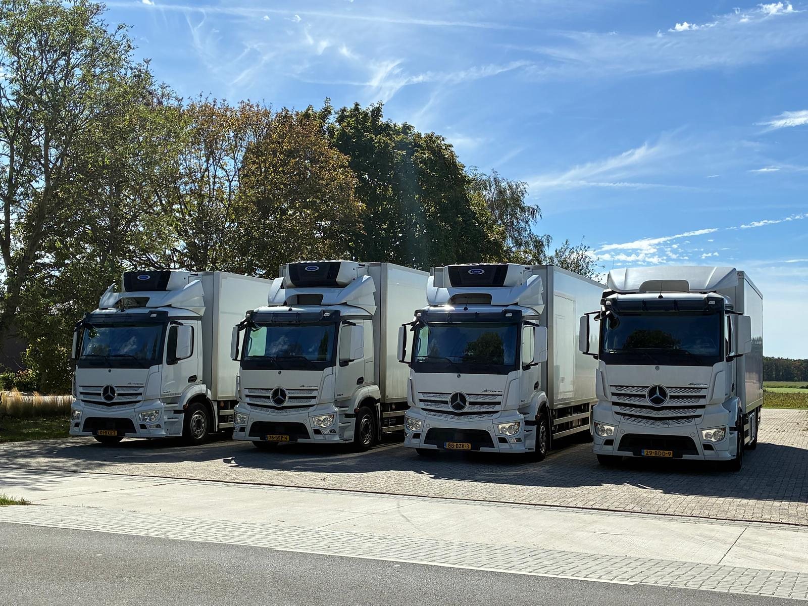 De vier koel- en vrieswagens van Wijen Food Products op het terrein in Nederweert-Eind
